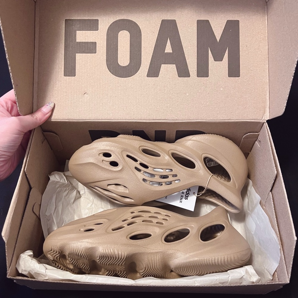 NIB Adidas Yeezy Foam Runner RNR in Stone Taupe Size 6
